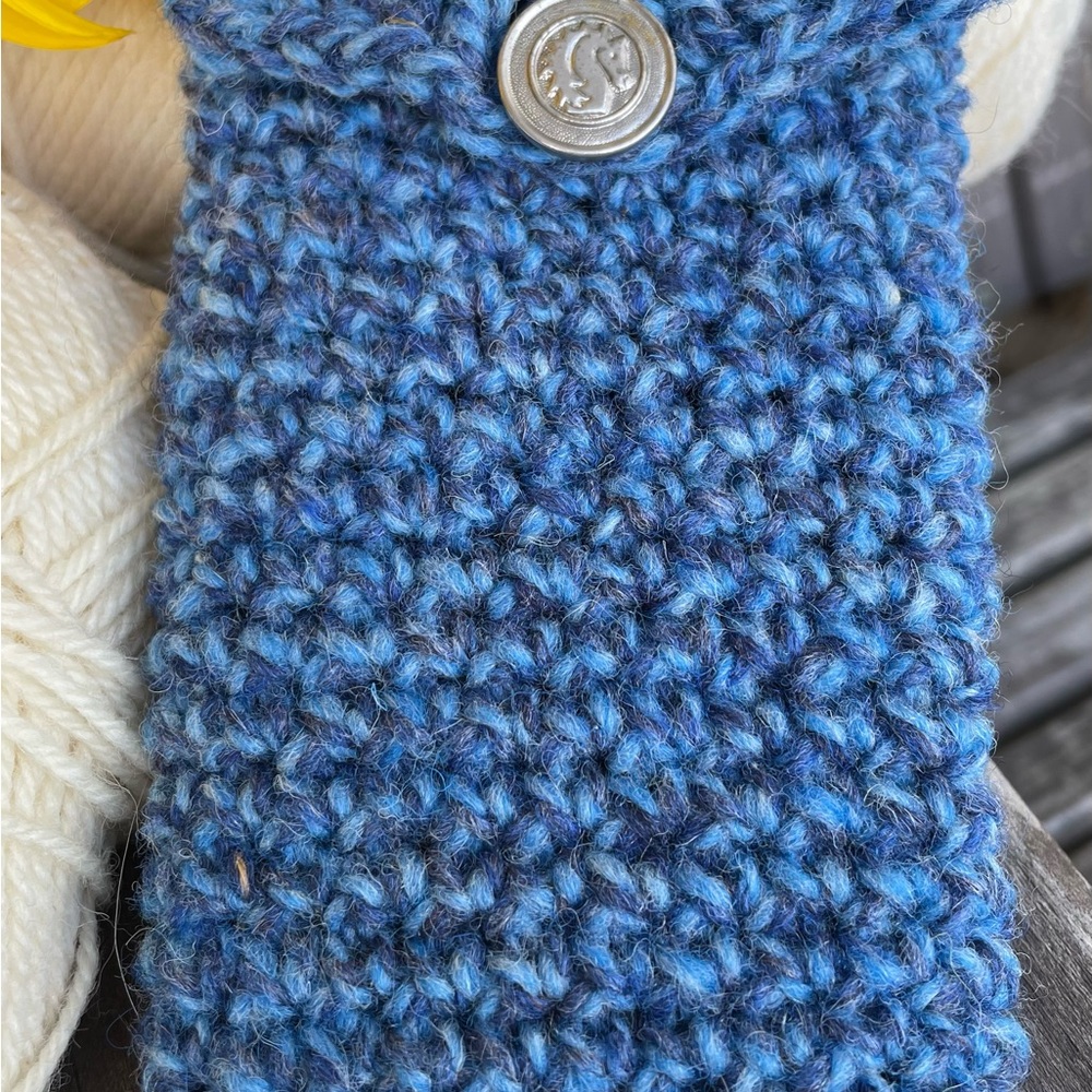 Another beautiful smartphone &/or eyeglass case. 100%wool
